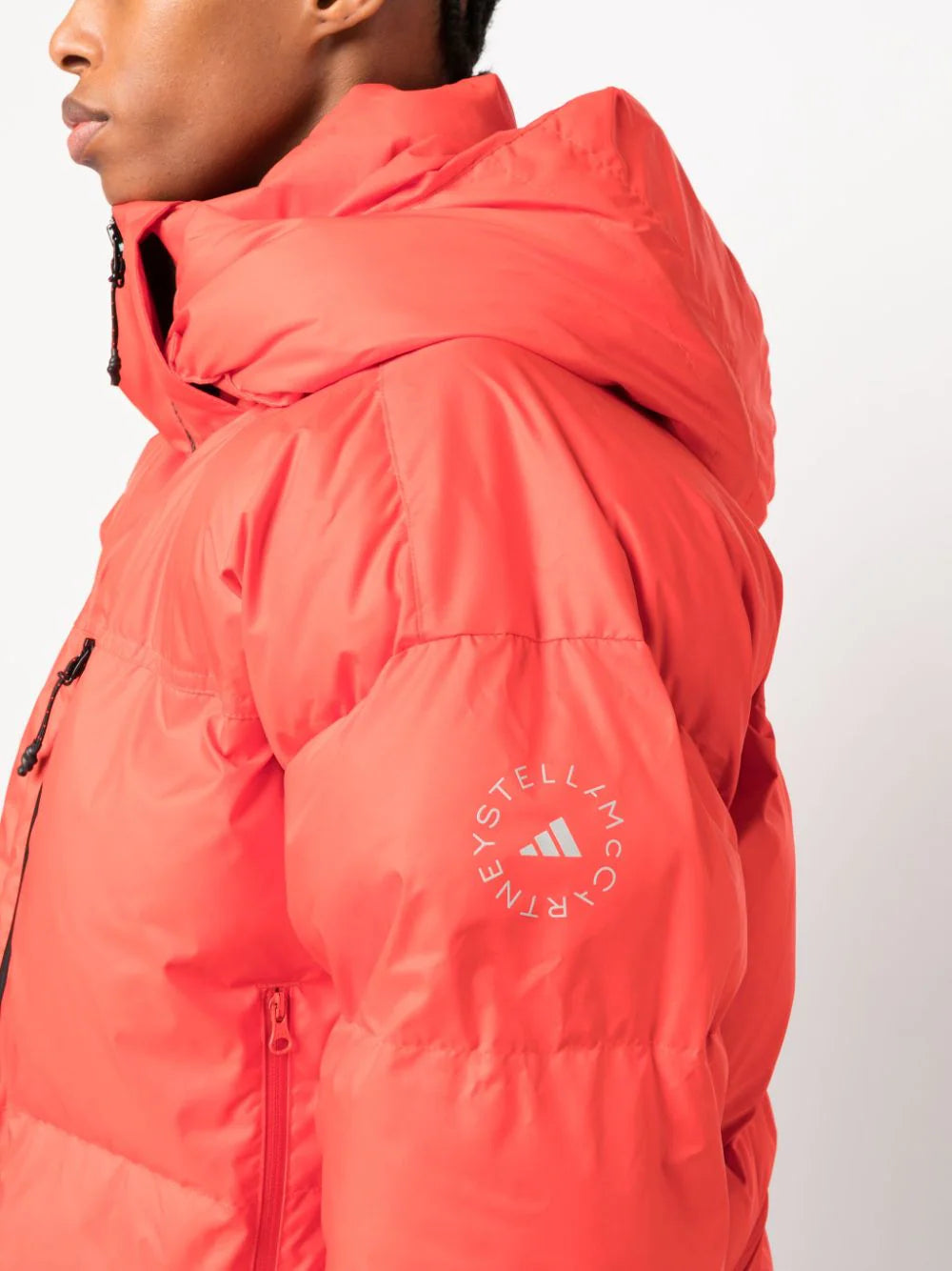 Adidas by Stella McCartney - Chamarra capitonada con capucha y logo estampado