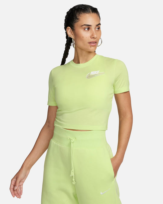 Nike Sportswear - Playera corta entallada para mujer