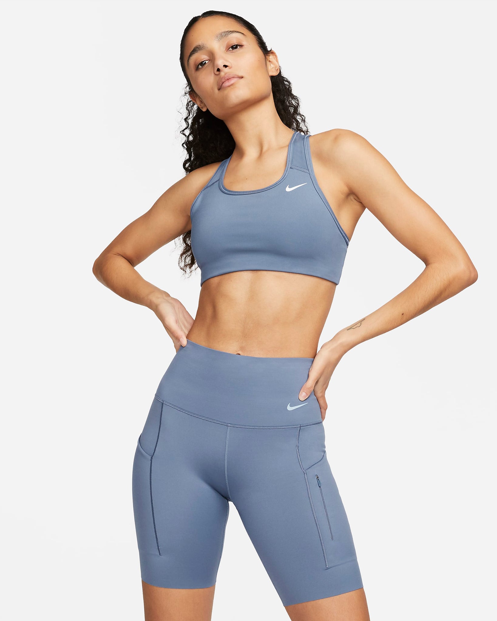 Nike Go - Shorts de ciclismo con bolsillos de tiro alto de 20 cm de sujeción firme para mujer